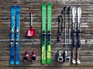 skis